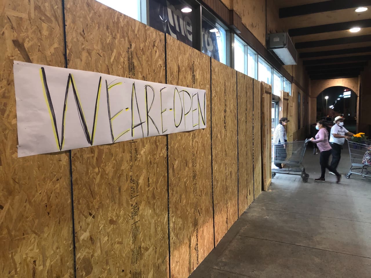 Este supermercado Superior en Pico Rivera, California, fue protegido de cara a las elecciones del próximo martes en caso se desaten protestas violentas en el condado de Los Ángeles.