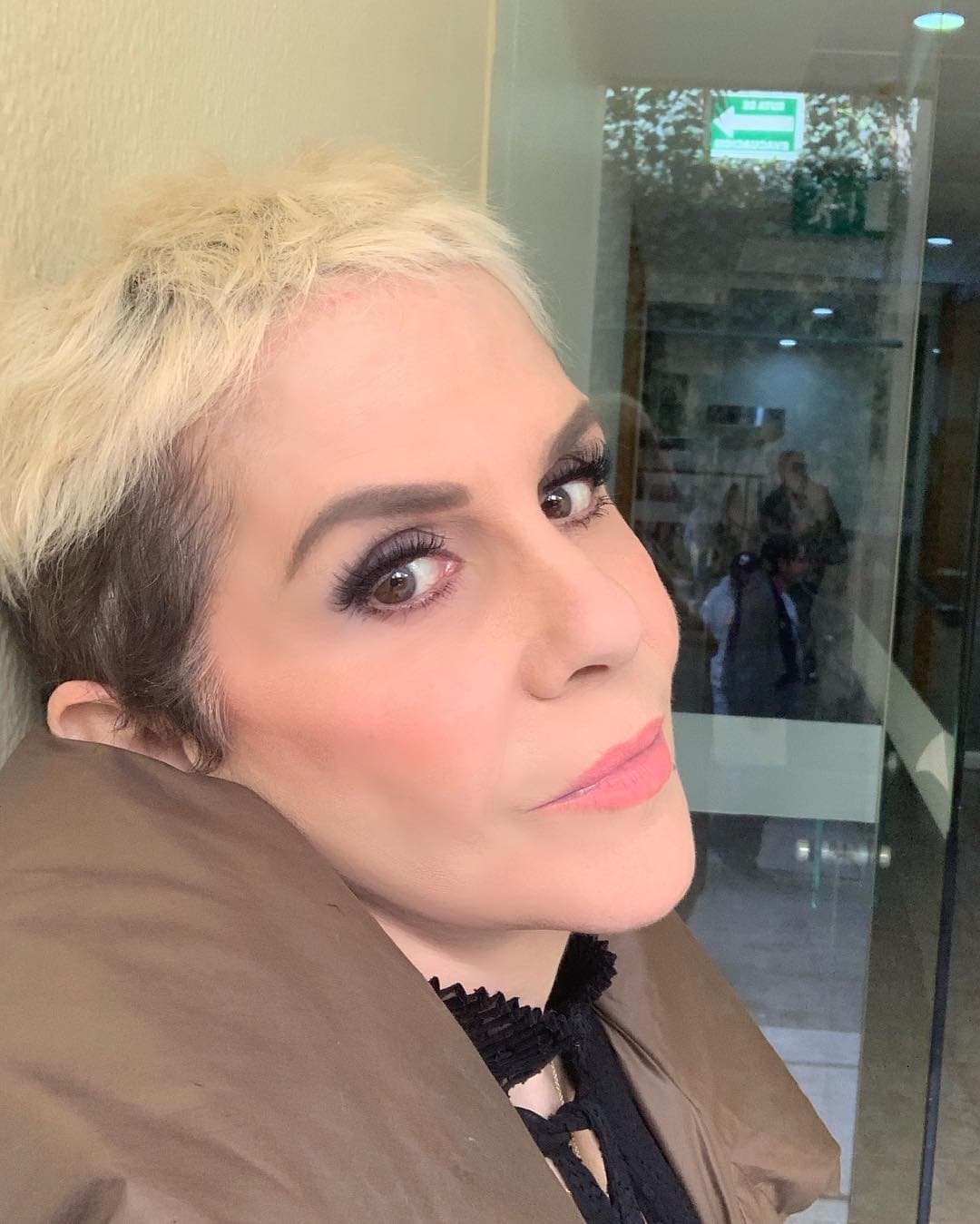 “Mucha gente que tiene los medios no lo hace (someterse a las quimioterapias) primero por collones; segundo, porque le dijeron que una plantita es milagrosa, pero al final, cualquier cosa tiene que partir del amor propio", concluyó.