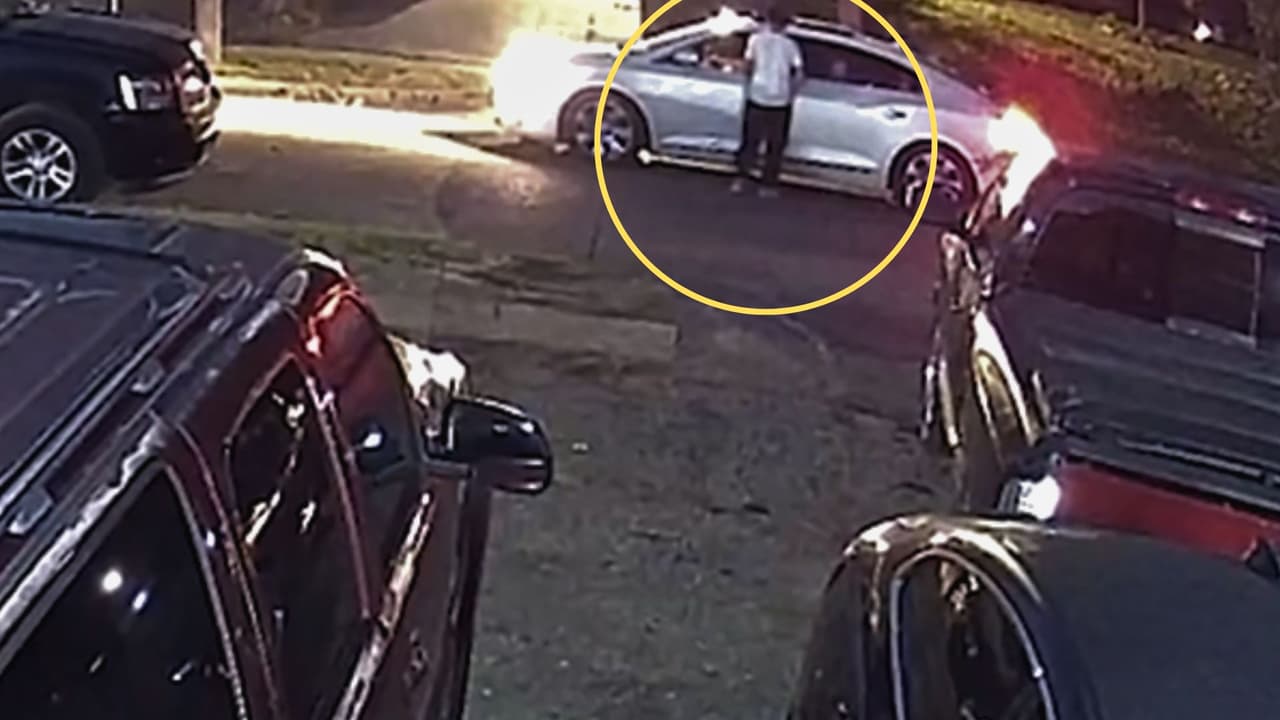 El video de vigilancia muestra a una persona acercándose al auto donde, minutos después, Ulises y Janelle fueron encontrados con heridas de bala.