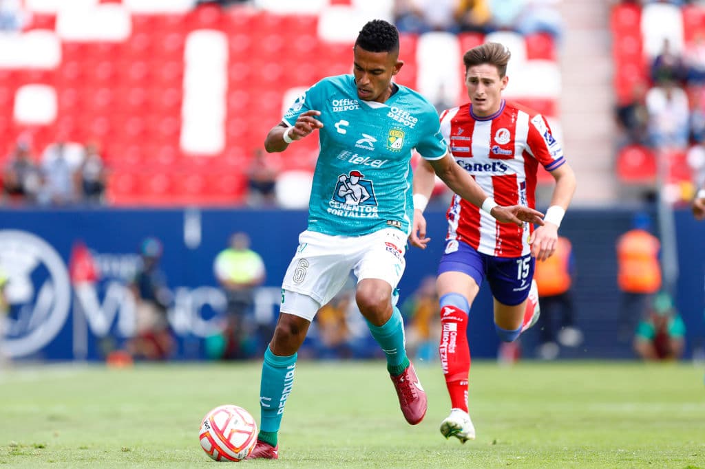 En un choque con muchas ocasiones, León, en el tiempo de reposición, se llevó el triunfo 1-2 en casa del Atlético San Luis, equipo descontó con un gol en contra de Byron Castillo.