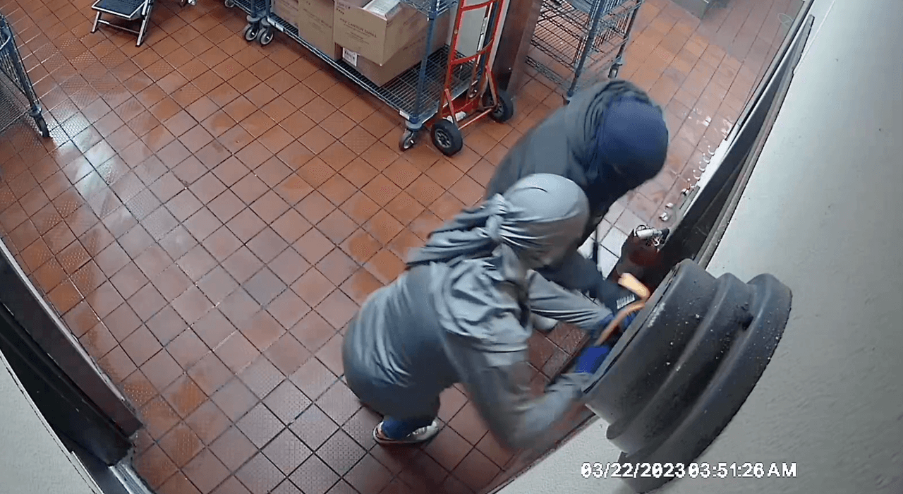 El video de vigilancia de un un Wendy’s, de Oakland Park, captó el momento cuado ingresaron.