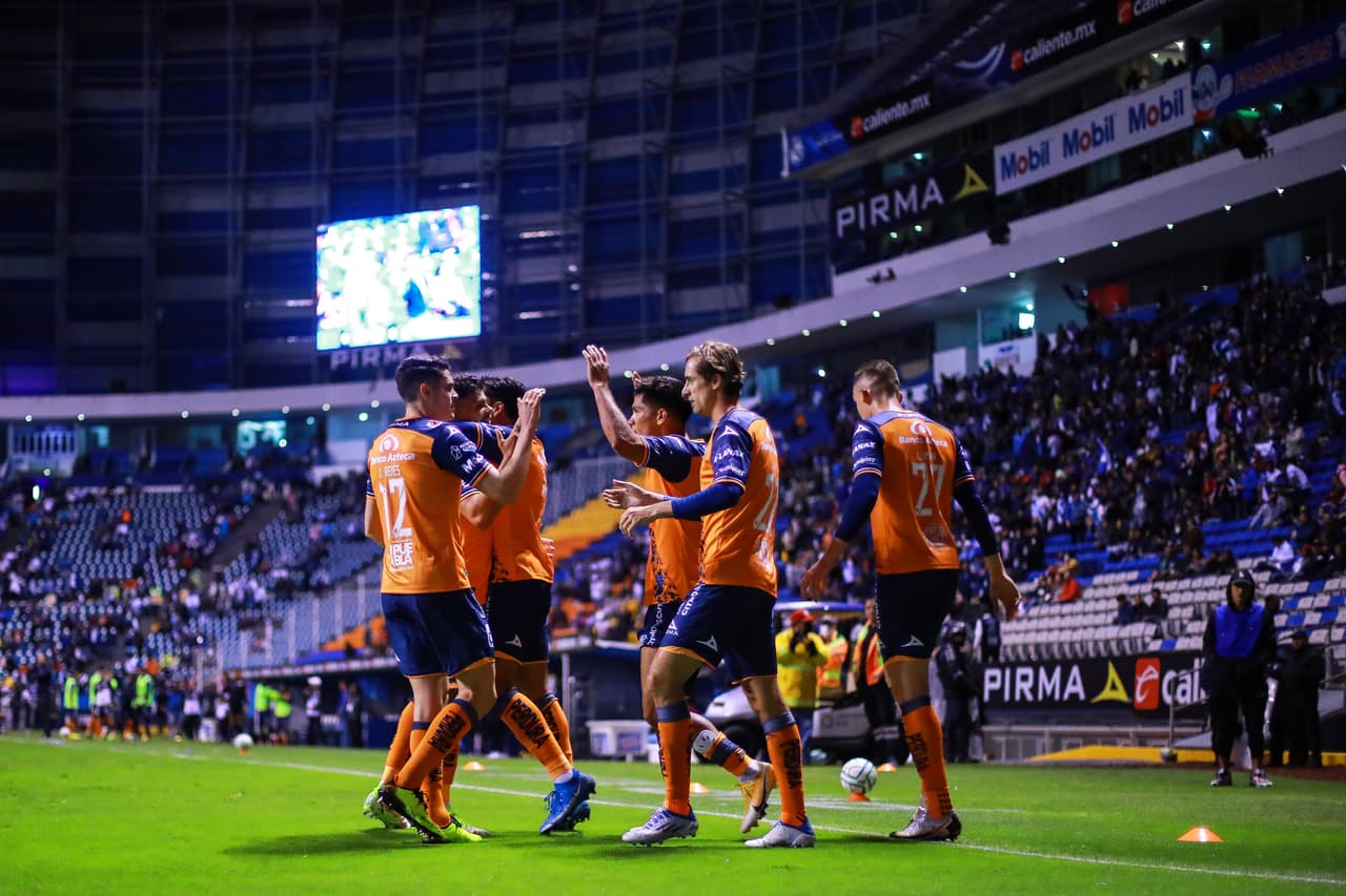 Necaxa evitó la derrota en el inicio de la Jornada 9 ante Puebla con un gol tardío de Agustín Oliveros que silenció el Estadio Cuauhtémoc. La Franja inició ganando con un tanto de Martín Barragán al minuto 15. Pero Facundo Batista encontraría el empate en el amanecer del segundo tiempo. Después Jordi Cortizo daría la vuelta para Puebla con un golazo que fue opacado por la acción de Oliveros.