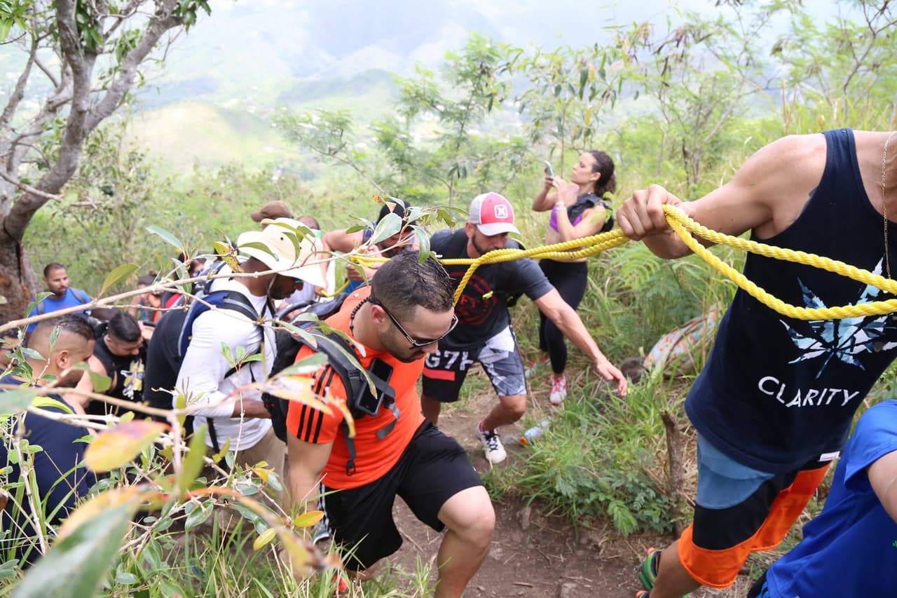 Una vez listos, se acomodaron a cada lado de la soga y comenzaron a subir la montaña mientras halaban la silla de rueda en la que iba Caroline. Mientras, otro grupo se encargaba de darle estabilidad a la silla.