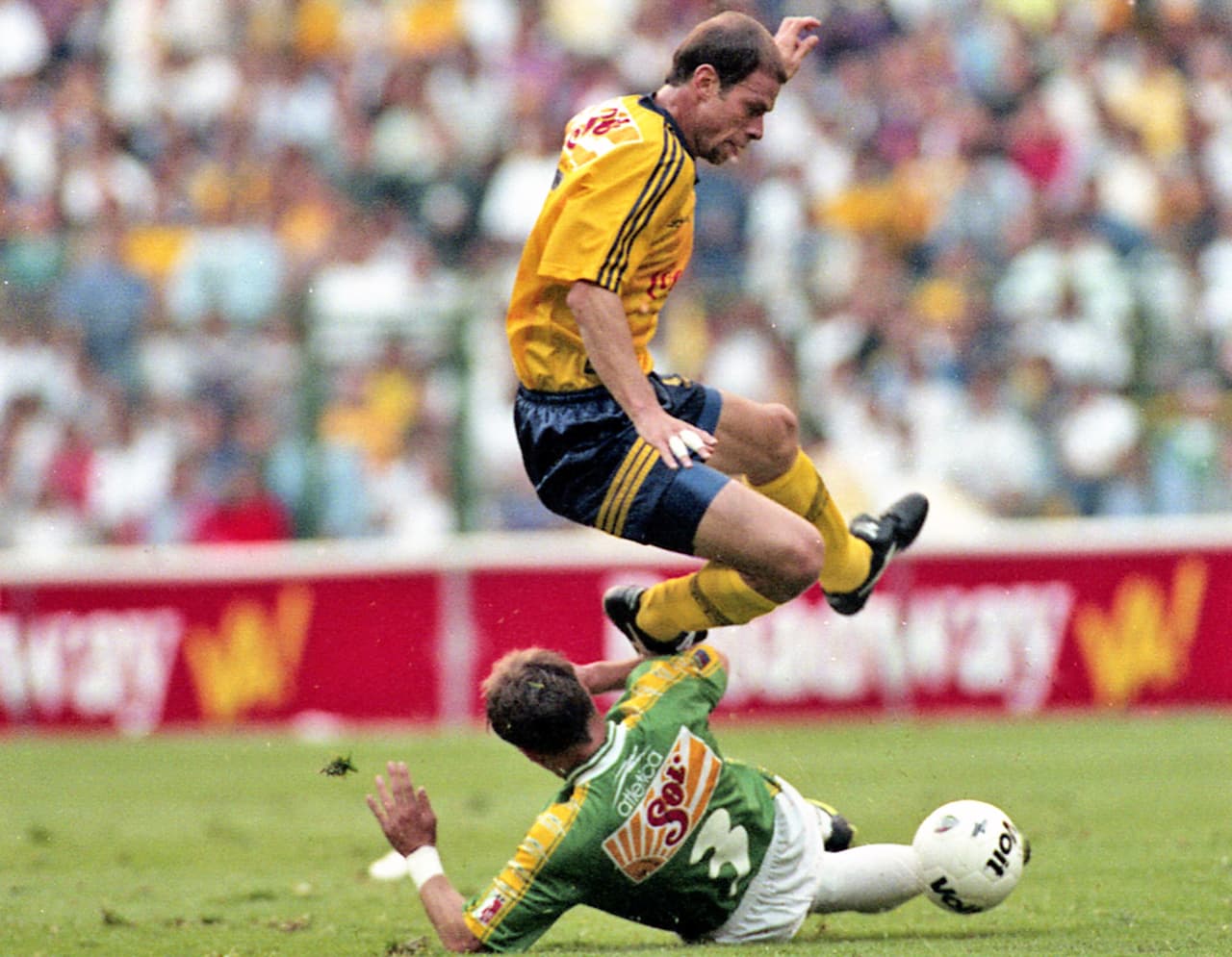 Photo of Luis Roberto Alves Zague Team America at 1997 Foto de Luis Roberto Alves Zague del Equipo America en Torneo Verano 1997 27/11/1997/MEXSPORT/David Leah