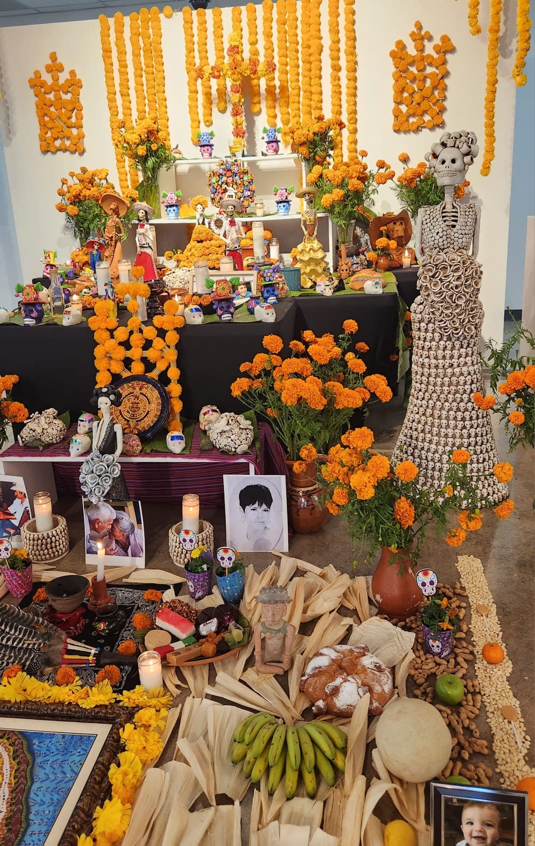 "Este es un día que tiene que ser un gran legado para nuestras generaciones", explicó Orantes. "El poder plasmar lo que significa cada objeto es lo que nuestros hijos deben aprender".