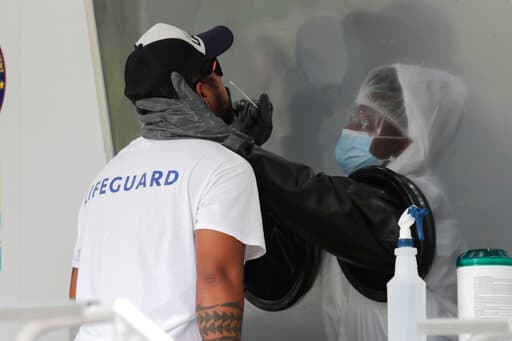 Un hombre es testado para el covid-19 en un instalación de pruebas en Miami Beach, Florida.