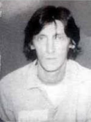 <h3 class="cms-H3-H3">Deroy King Jr. </h3>
<br>
<br>El FBI asegura que este fugitivo, oriundo de Saltville, Virginia,
<b>tiene 76 años y un par de cicatrices en el pecho y en el abdomen.</b>
<br>
<br>King es buscado por supuestamente ingresar al mismo banco a punta de pistola
<a href="https://www.fbi.gov/wanted/known-bank-robbers/deroy-king-jr" target="_blank">entre diciembre de 1989 y marzo de 1990</a>,
<b>para después obligar al personal que se metieran en un armario. </b>
<br>