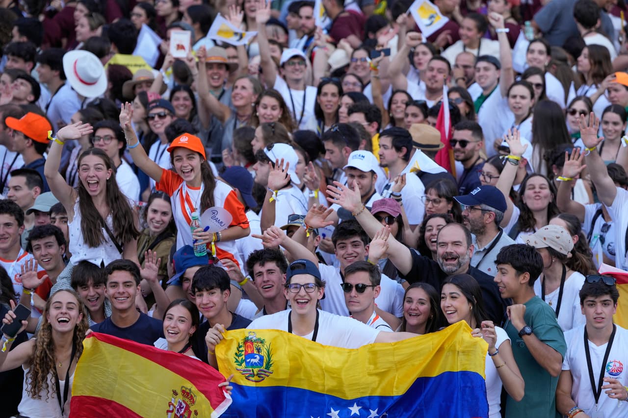 Personas esperan la llegada del Papa León XIV durante una vigilia de oración con jóvenes.