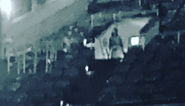 El histórico Teatro Paramount en el centro de Austin es el hogar de muchos fantasmas, según relatan sus empleados. Durante el fin de semana se hizo viral unas imágenes tomadas por el pianista Chad Lawson que estaba ensayando y tomó una foto del escenario. En las imágenes se ve a una mujer vestida de blanco.
<br>
<br>Entre las leyendas del teatro se encuentra la historia de una mujer que ronda los pasillos del teatro. Se cree que podría ser el espíritu de una madre o esposa de luto de la Guerra Civil, que ocurrió entre 1861 y 1865.