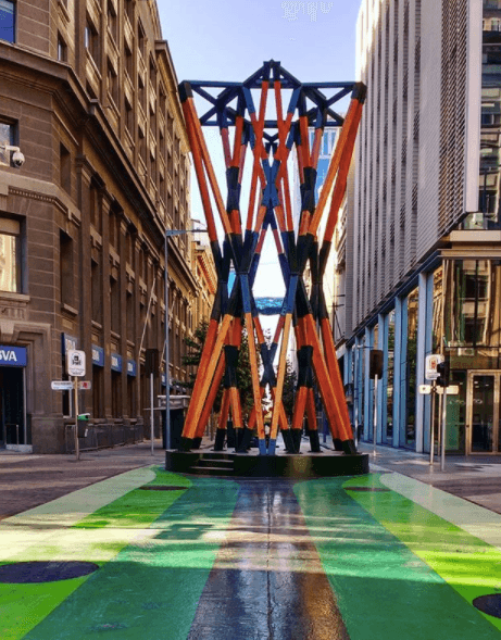 Este 'árbol' –ubicado justo en la mitad del Paseo– se alimenta de energía solar y se ilumina durante la noche.