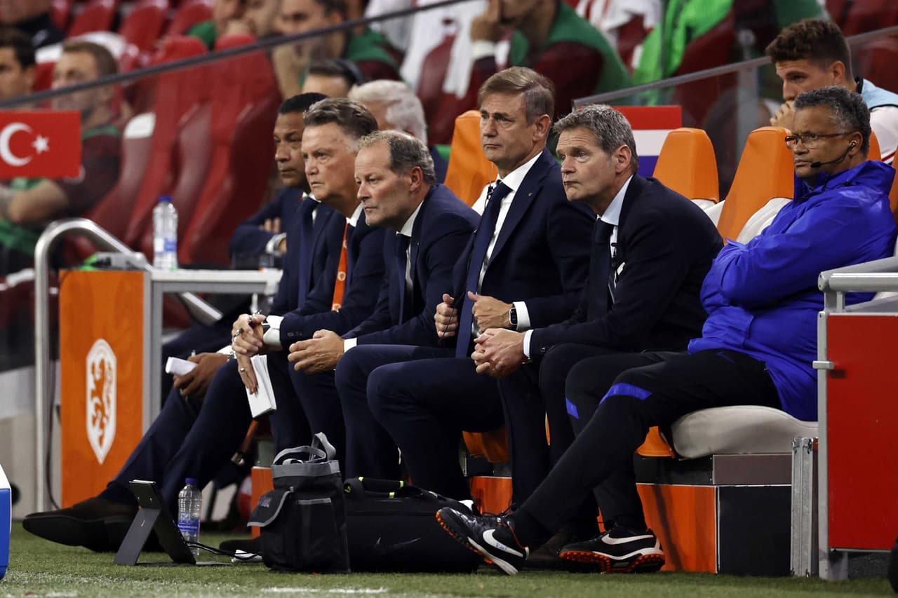 Países bajos golea a Turquía con marcador de 6-1 durante el partido de eliminatoria de la UEFA rumbo al Mundial. Davi Klassen, Guus Til, Donyell Malen y el triplete de Memphis Depay, llevaron a la victoria a la 'Naranja Mecánica', colocándose en primer lugar del Grupo G con 13 puntos al igual que Noruega, pero con una diferencia de goles.