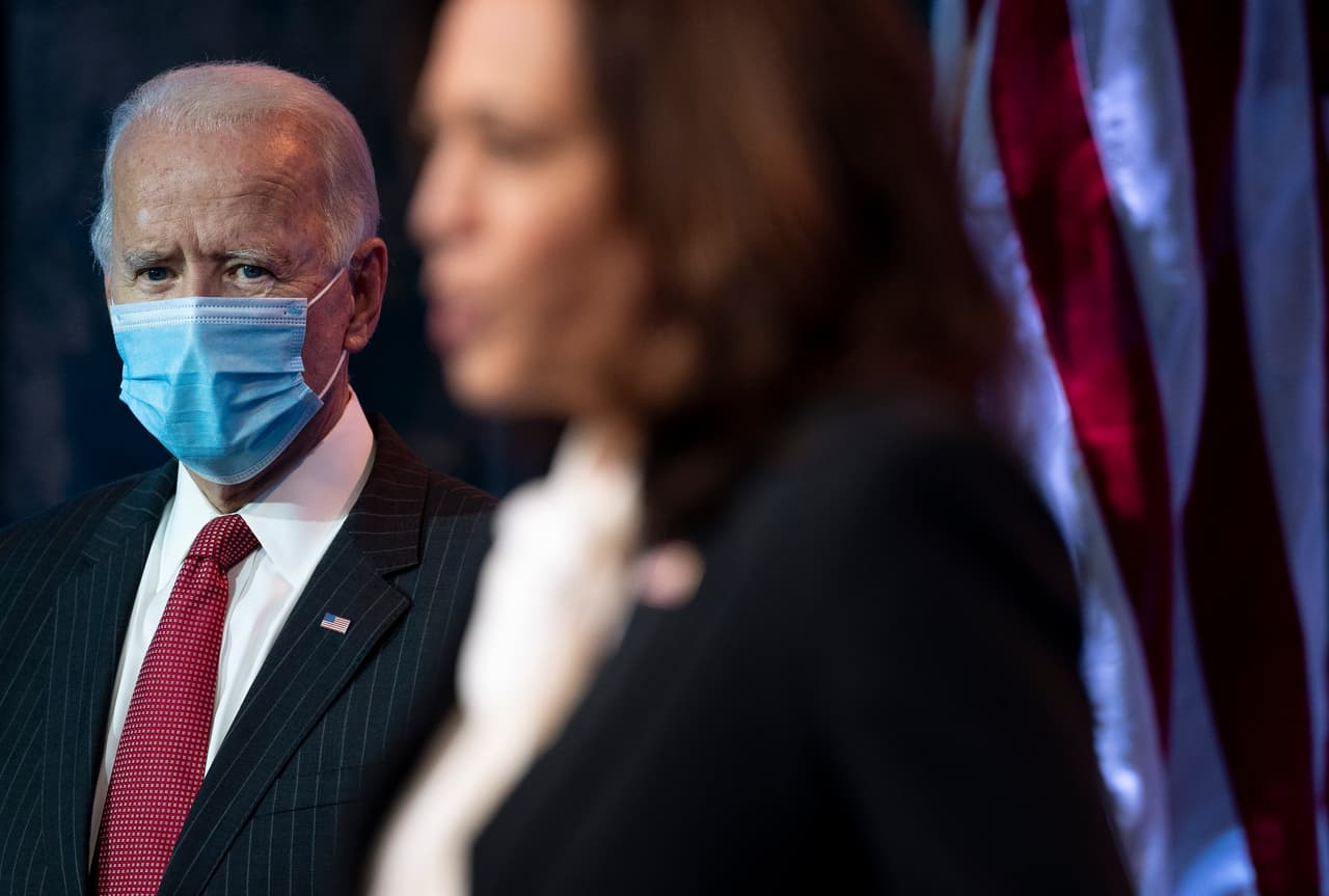 El presidente electo, Joe Biden, escucha a la vicepresidenta electa, Kamala Harris, precisando parte del plan del gobierno entrante para combatir al covid-19.