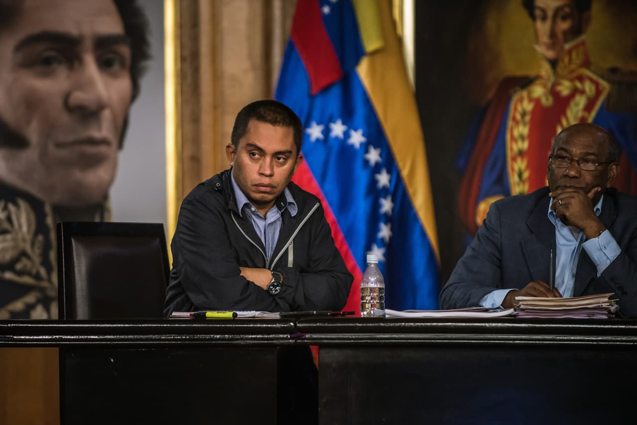 Maduro sustituye a ministro a cargo de enfrentar crisis económica