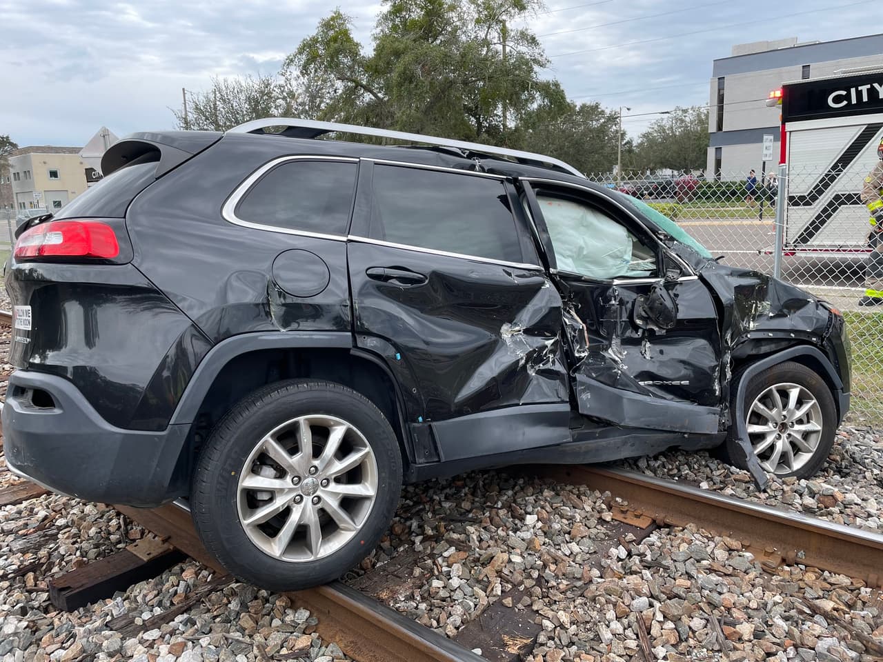 De acuerdo a Patrulla de Carreteras, el conductor de la Ford F-150 del año 1994 intentó cruzar a la derecha mientras entraba a los carriles del SunRail este lunes y el tren impactó contra el vehículo.
<br>
<br>Las autoridades resaltan la importancia de respetar las señales del tren y no entrar en la vía del mismo para evitar accidentes mortales como éste.