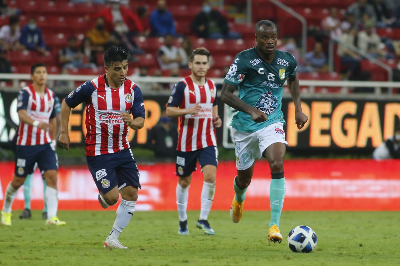 Wiliam Tesillo, Elías Hernández y Santiago Colombattose encargan de batir a Toño Rodríguez, le dan la victoria 0-3 a León sobre Chivas y consiguen mantener su segunda posición en la tabla.