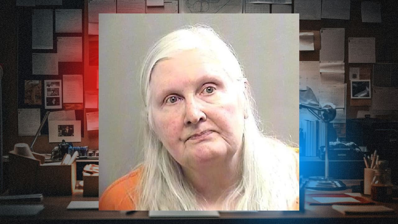 Fotografía de Janie Perkins tras su detención, acusada del asesinato de Cynthia González ocurrido hace 30 años.