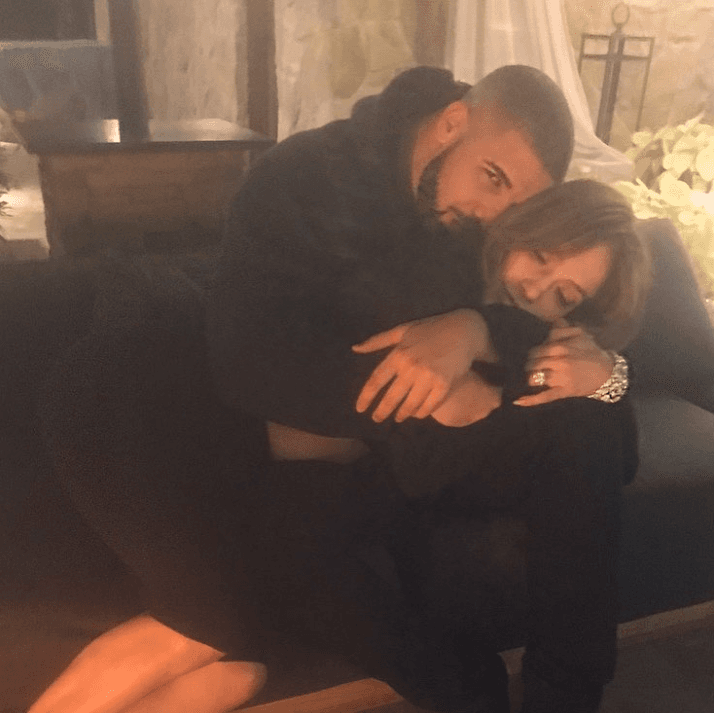 JLo compartió esta foto en la que Drake la abraza en diciembre de 2016. Desde esa fecha y hasta enero de 2017 se les vio muy juntos en varias ocasiones. Siempre respondieron que estaban trabajando en un proyecto musical.
