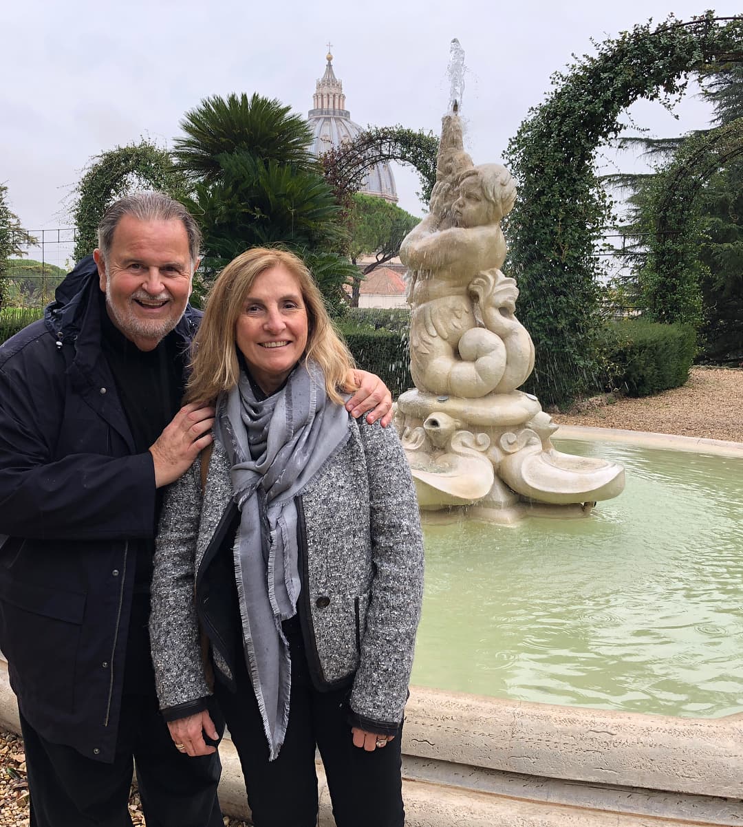 En cada sitio que visitan reafirman su amor, como en esta ocasión en la Ciudad del Vaticano, en la que aparecen con una gran sonrisa posando para la foto del recuerdo.