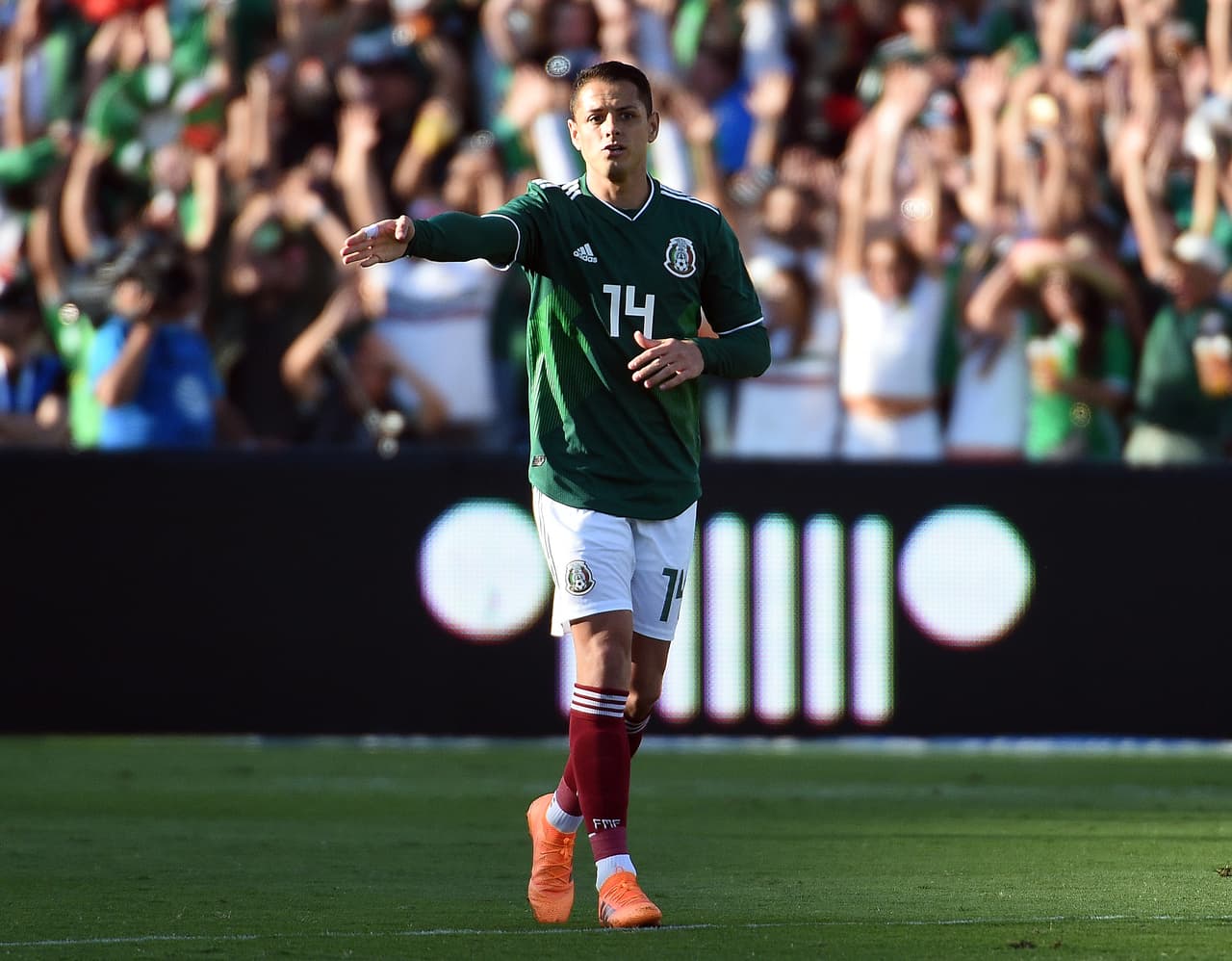 <b>Javier ‘Chicharito’ Hernández</b>:
<b>9.6 millones de dólares</b>. Es el delantero de la Selección de México y juega con el West Ham de Inglaterra.