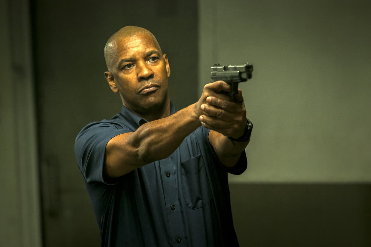 Robert McCall (Denzel Washington) sale de su auto retiro en 'The Equalizer'.