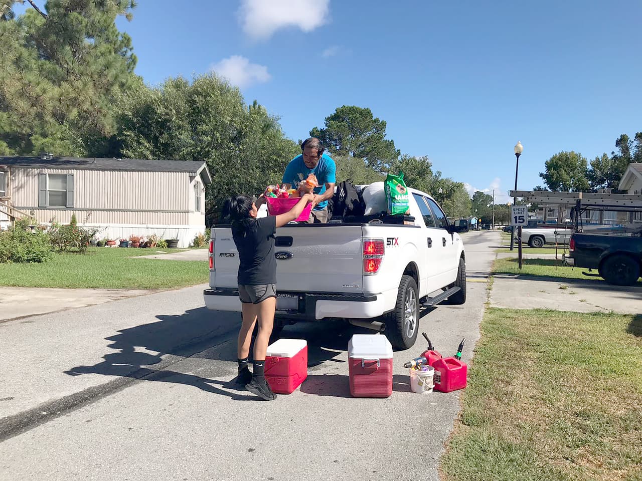 Rodolfo Castro, residente de un parqueadero de traileres en Wilmington, Carolina del Norte, deja su casa junto a su familia por la llegada del huracán Florence.