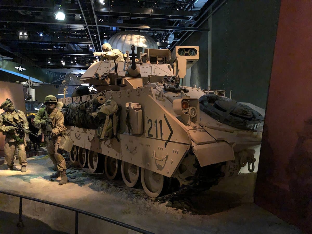 <b><a href="https://nationalinfantrymuseum.org/">National Infantry Museum and Soldier Center (Columbus)</a></b>. El museo conserva y exhibe una de las mayores colecciones de artefactos militares del mundo, pero se precia más de ser más un museo sobre personas, no de cosas. Los visitantes podrán comprender por qué un soldado de infantería hace lo que hace durante un conflicto y por qué se pone en peligro en defensa de una idea.
<br>
<br>
<b><a href="https://goo.gl/maps/CfdRo4Fj7qMnQFAN7">Cómo llegar</a></b>
