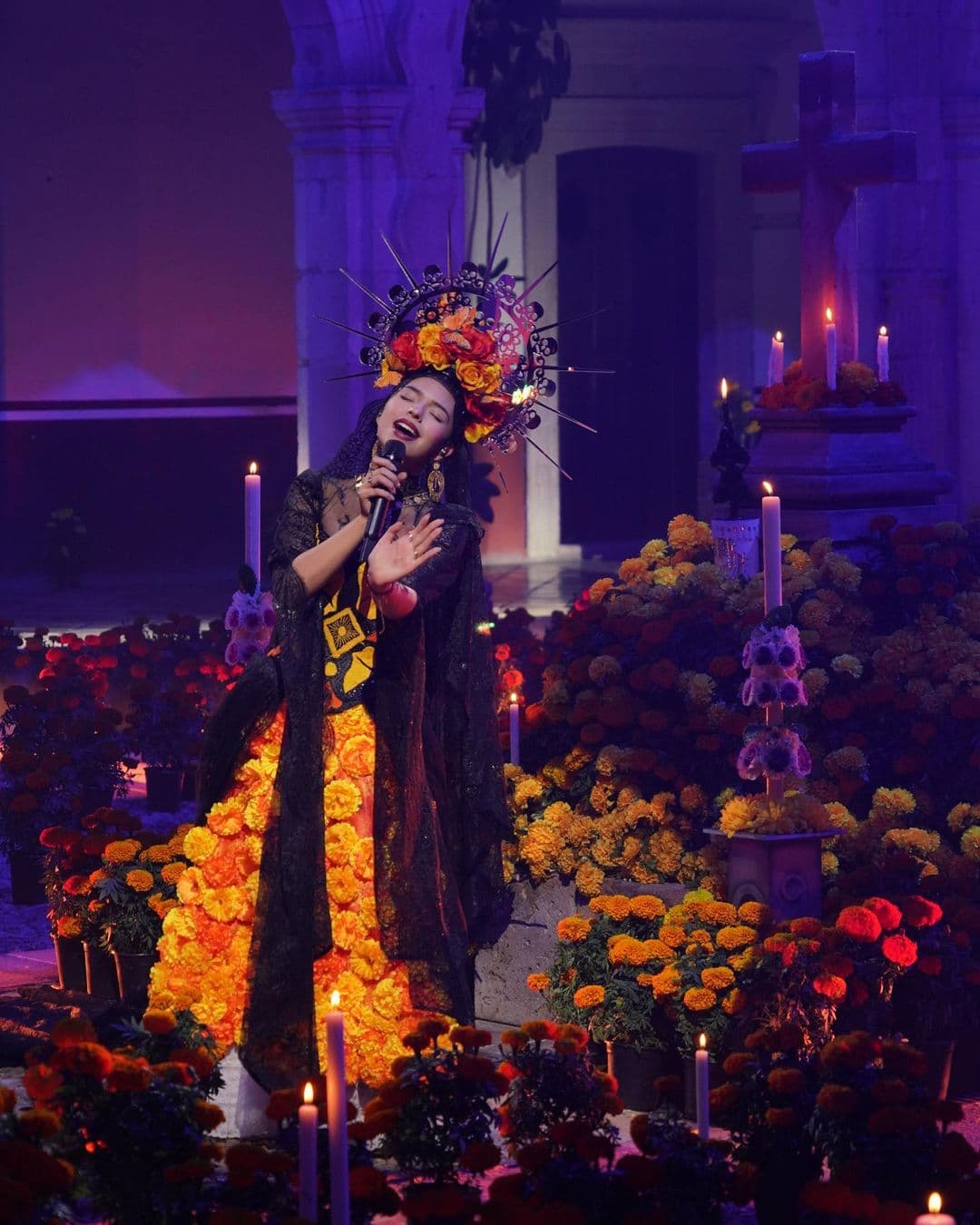 Ángela Aguilar acaba de cumplir 18 años y desde que era pequeña, ha demostrado haber heredado el talento de su papá y abuelos.