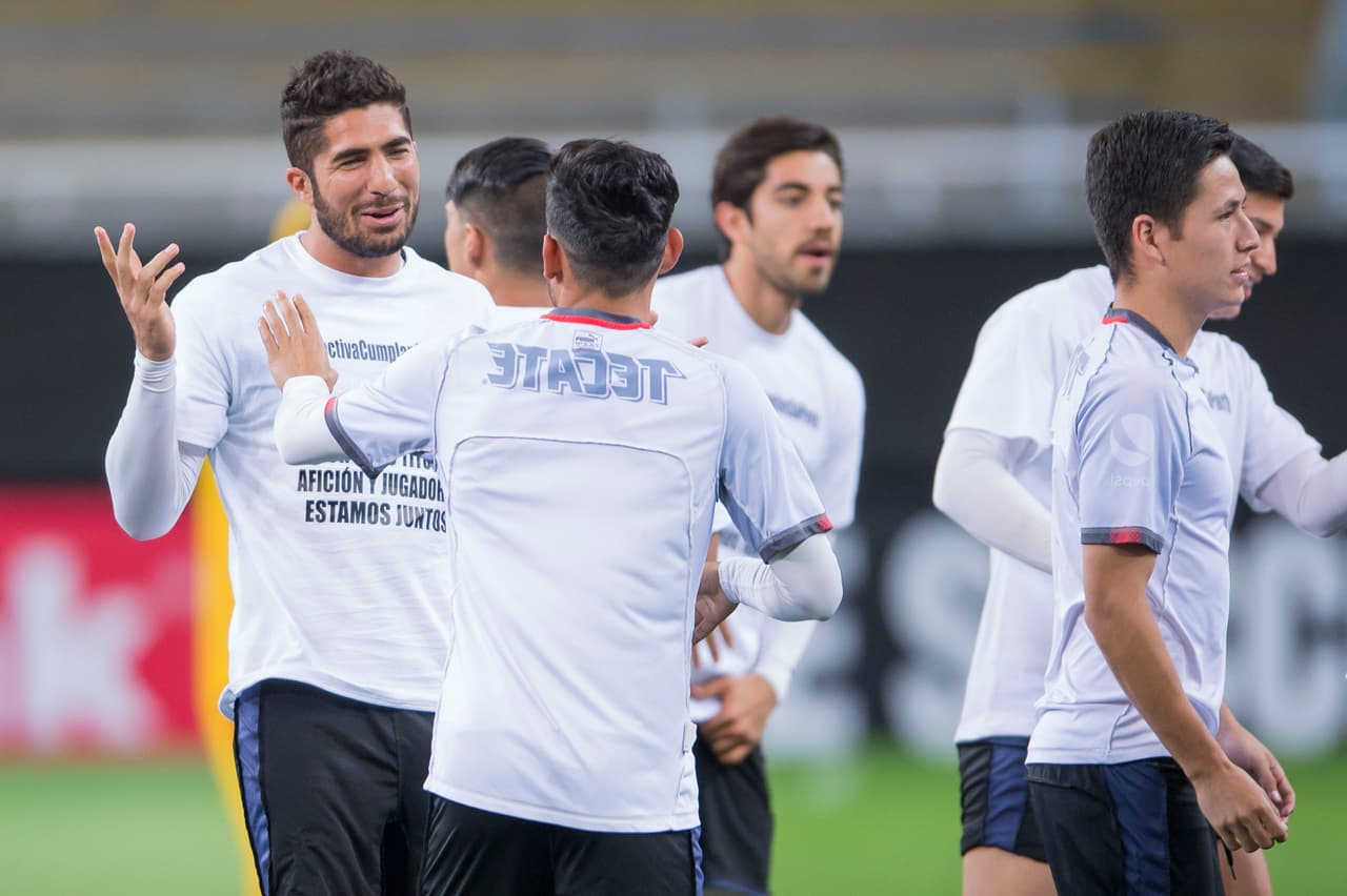 La polémica se tomó el último entrenamiento de las Chivas antes de la final de la Concacaf Liga de Campeones en el estadio Akron. Los jugadores del Rebaño cumplieron la sesión con unas playeras de protesta por la deuda que tiene la directiva con ellos en cuanto a unos premios pactados. El ambiente se caldea a menos de 24 horas del decisivo partido ante Toronto F.C.