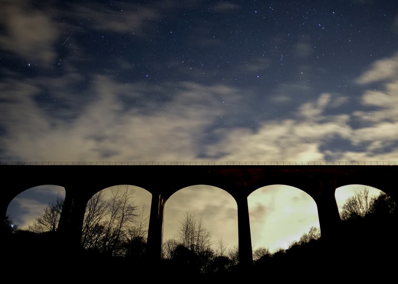 Las gemínidas vistas desde la ciudad de Saltburn By The Sea, Reino Unido. Esta es la lluvia de meteoros más abundante del año y en 2018 coinciden con el pequeño cometa 46P/Wirtanen, que puede observarse con binoculares.