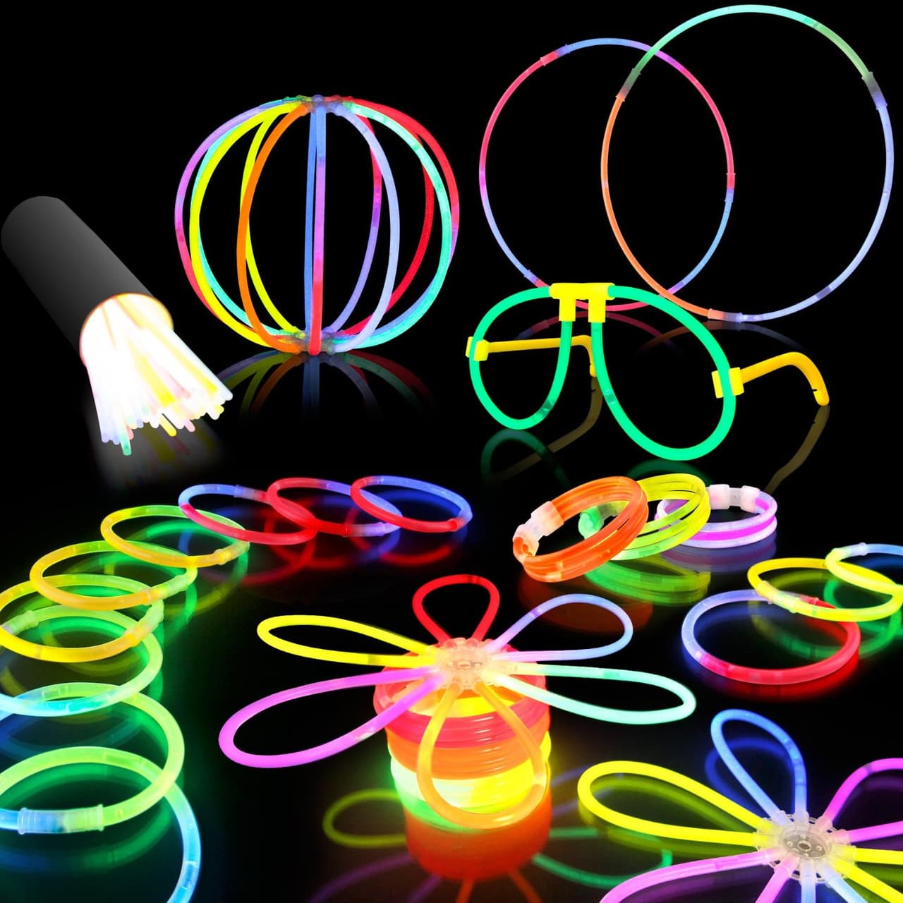 Ya sea en Amazon.com o en las tiendas de juguetes, los kits de Glow Sticks se venden cada vez más. Los sticks permiten crear desde anteojos, hasta flores y brazaletes para toda la familia.