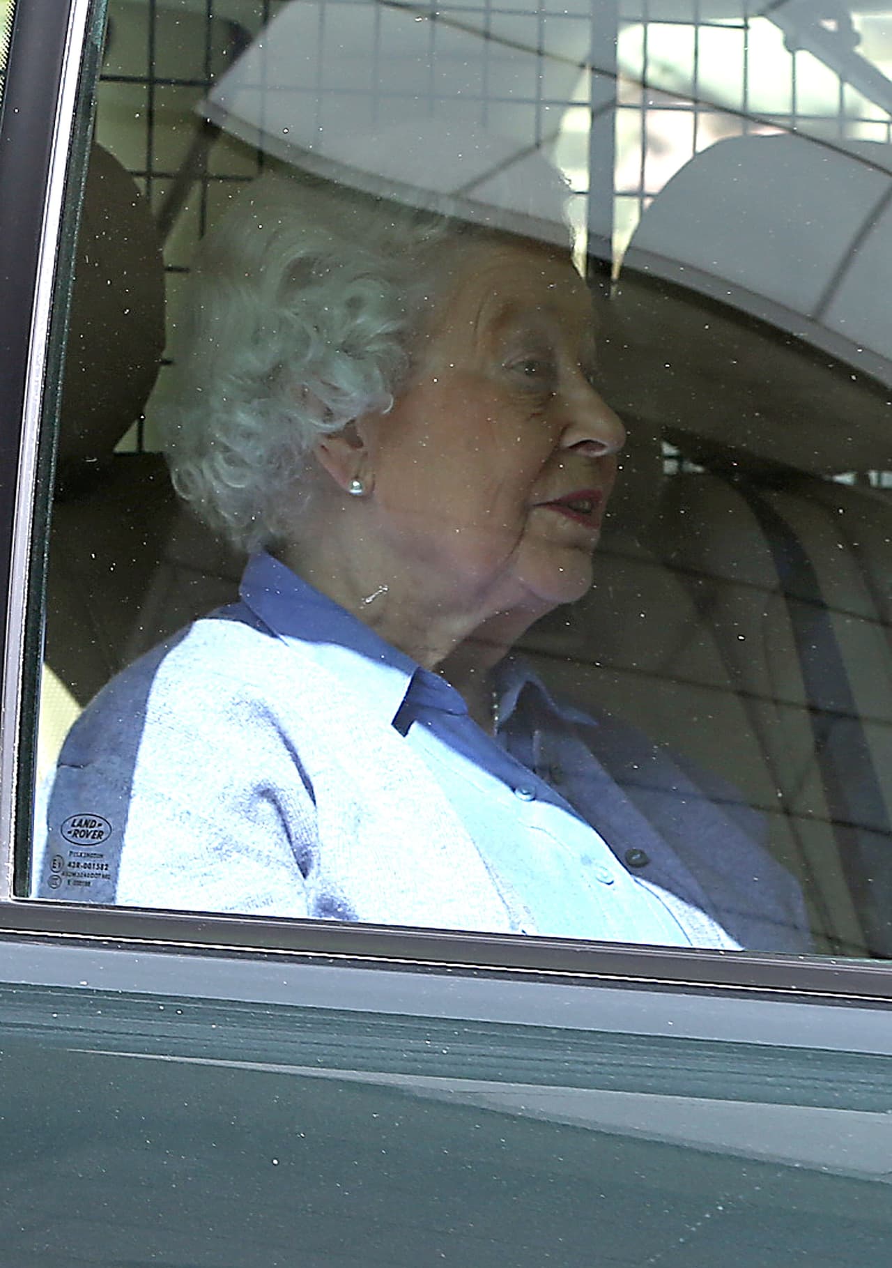 Se le vio muy feliz llegando al palacio donde su bisnieta se encontraba.