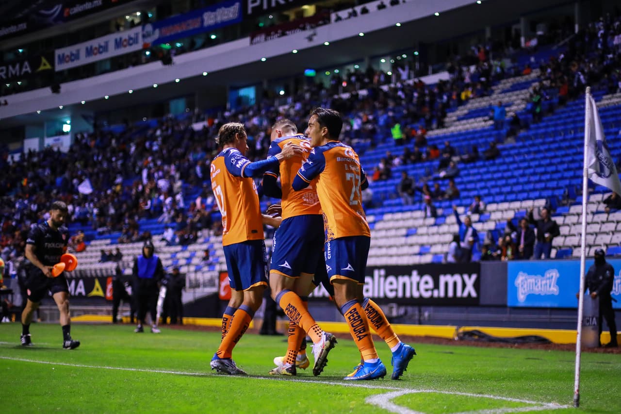 Necaxa evitó la derrota en el inicio de la Jornada 9 ante Puebla con un gol tardío de Agustín Oliveros que silenció el Estadio Cuauhtémoc. La Franja inició ganando con un tanto de Martín Barragán al minuto 15. Pero Facundo Batista encontraría el empate en el amanecer del segundo tiempo. Después Jordi Cortizo daría la vuelta para Puebla con un golazo que fue opacado por la acción de Oliveros.