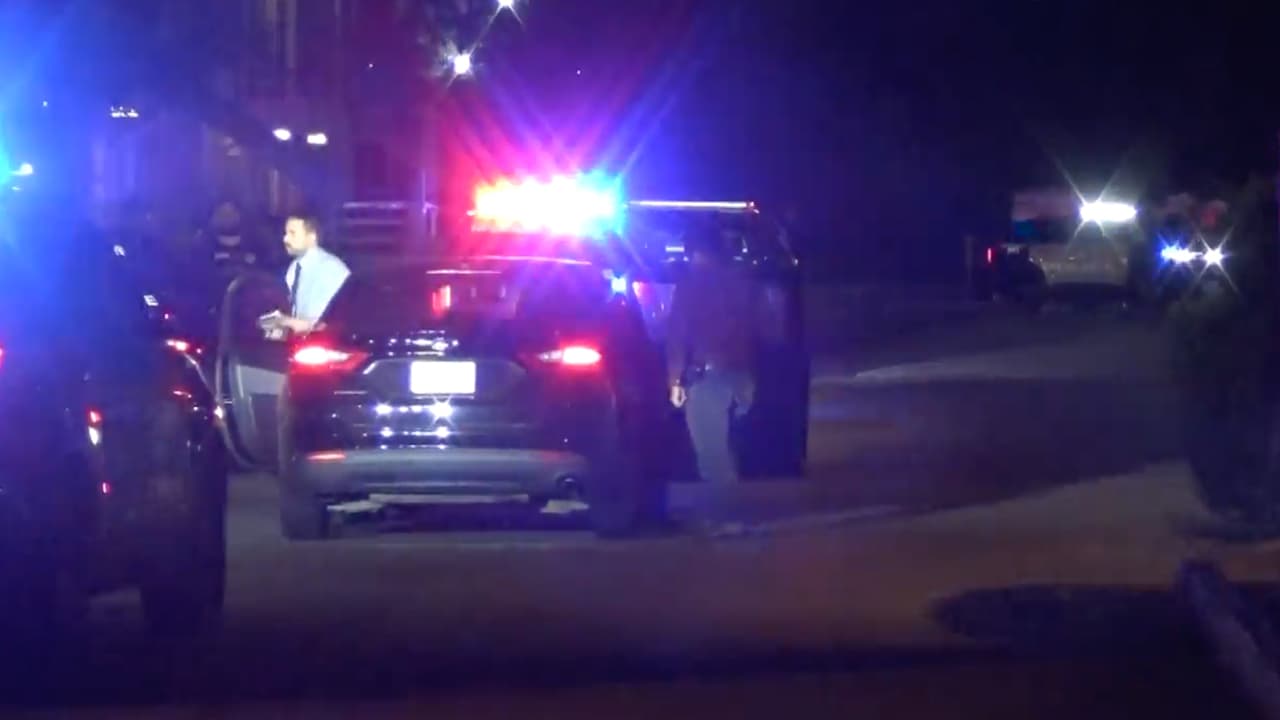 Otro joven, de entre 13 y 15 años, resultó herido en el muslo y la espada, también fue trasladado, su condición es estable.