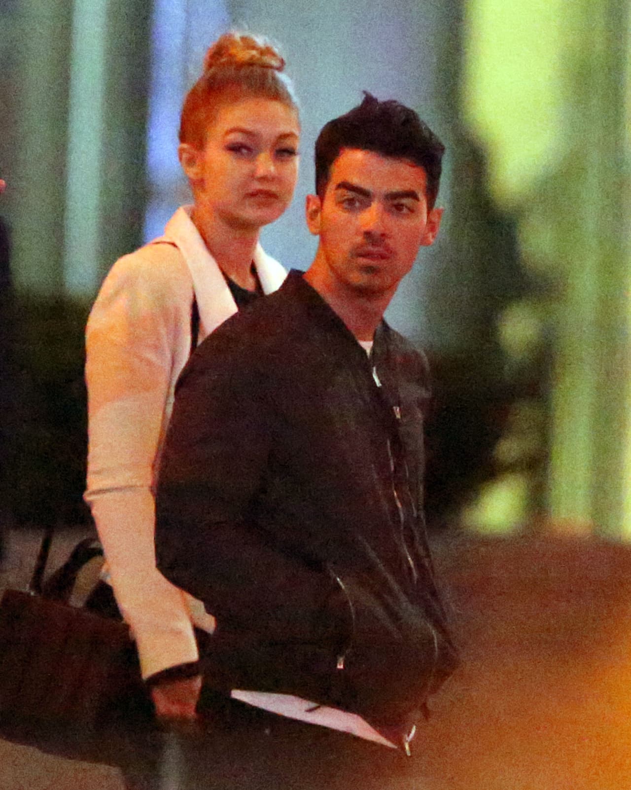 Todo parece indicar que tu amiga y tu ex se traen algo entre manos.