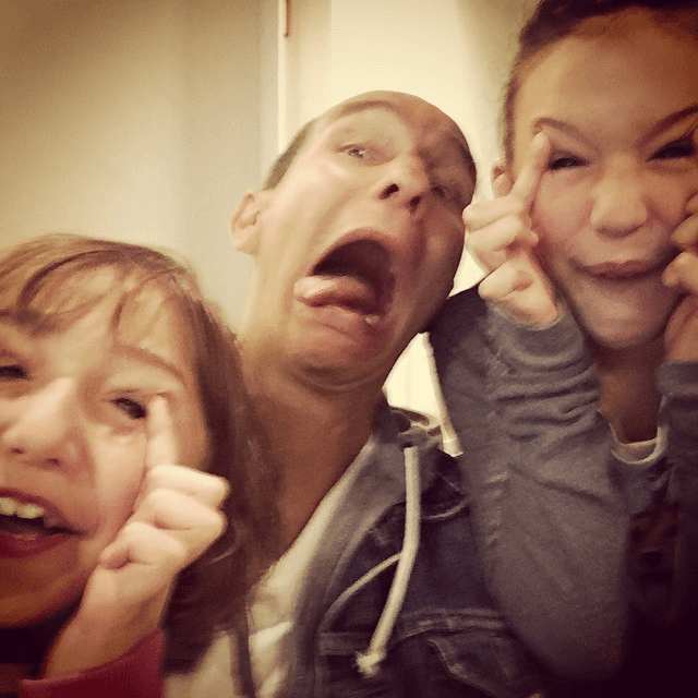 ¡Momentos graciosos! Erik, Mía y Nina siempre sacan lo mejor de ella.