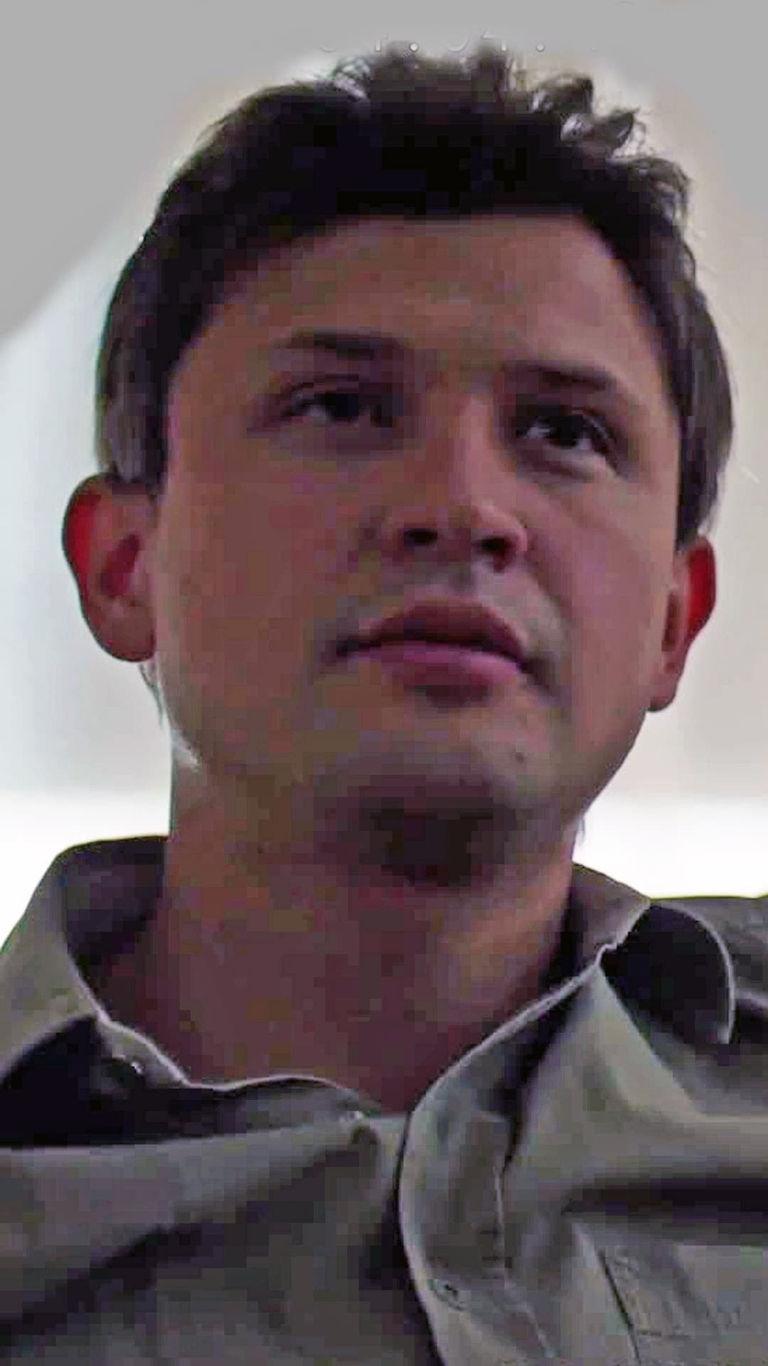 He is the 18-year old younger brother of 'El Chapo'. As he grows, he maintains independent operations in the drug trafficking industry. When 'El Chapo' is in prison, 'El Pollo' becomes one of his older brother’s most supportive family members and business associates.