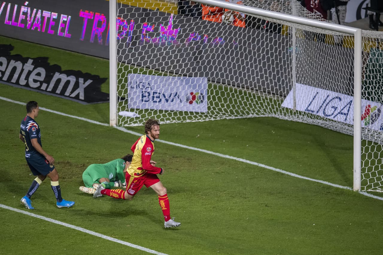 Aristeguieta remata, de frente a la portería, para abrir el marcador pese al esfuerzo de Paco Memo Ochoa.