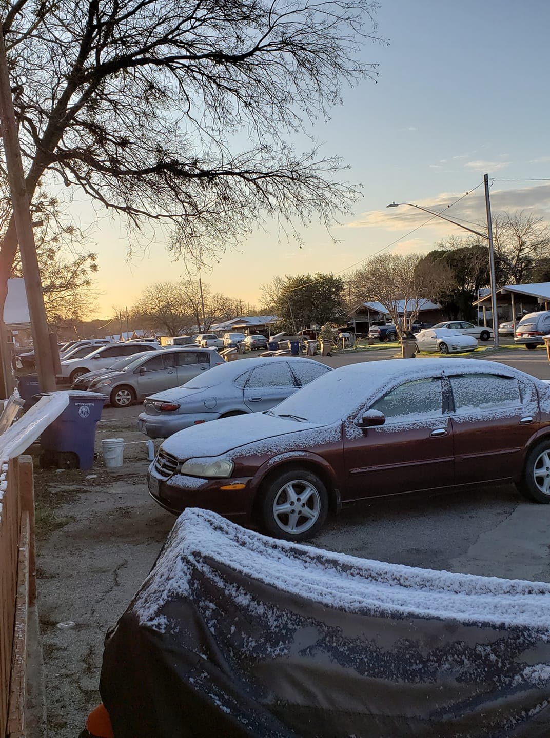 Se reportaron ligeras acumulaciones de nieve y aguanieve en partes de Austin, pero principalmente en áreas con grama.