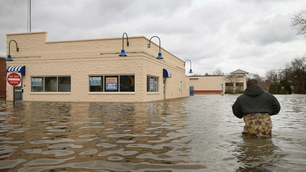 Reyes García caminó a través de las calles inundadas para evaluar los daños en un edificio.