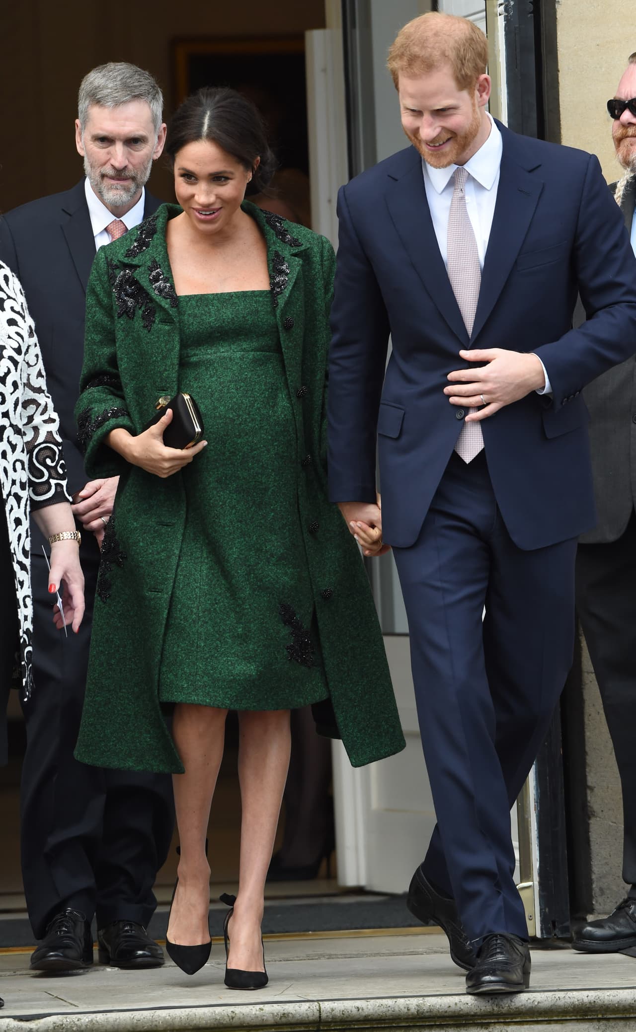 No tuvo que decirlo, pero se supo que
<b><a href="https://www.univision.com/famosos/meghan-markle-pone-en-alerta-al-palacio-tras-sufrir-una-falsa-alarma-de-parto-fotos" target="_blank">Meghan Markle</a></b> rindió homenaje a su madre, Doria Ragland, con la elección de su atuendo.