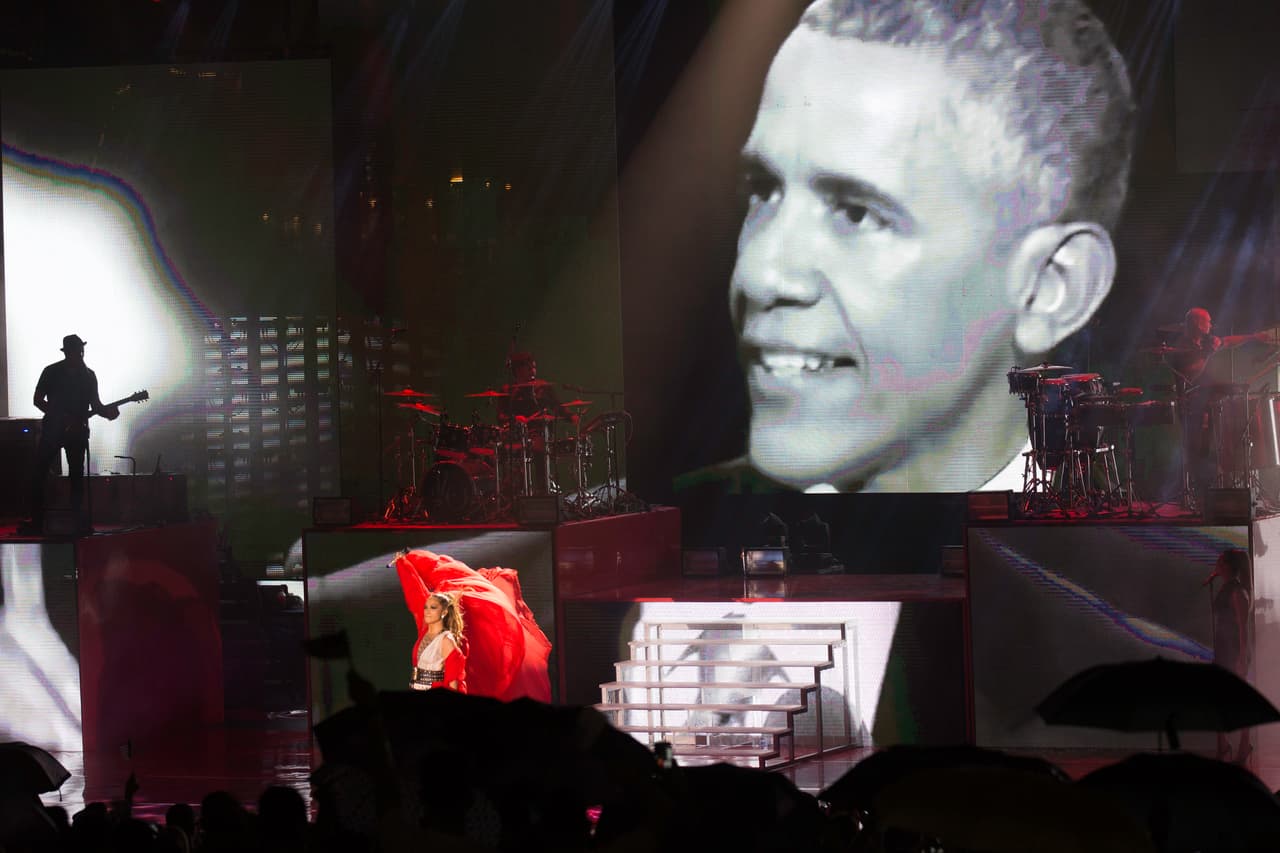 Durante el tema 'Love Makes the World Go Round' en honor a las víctimas de Orlando.