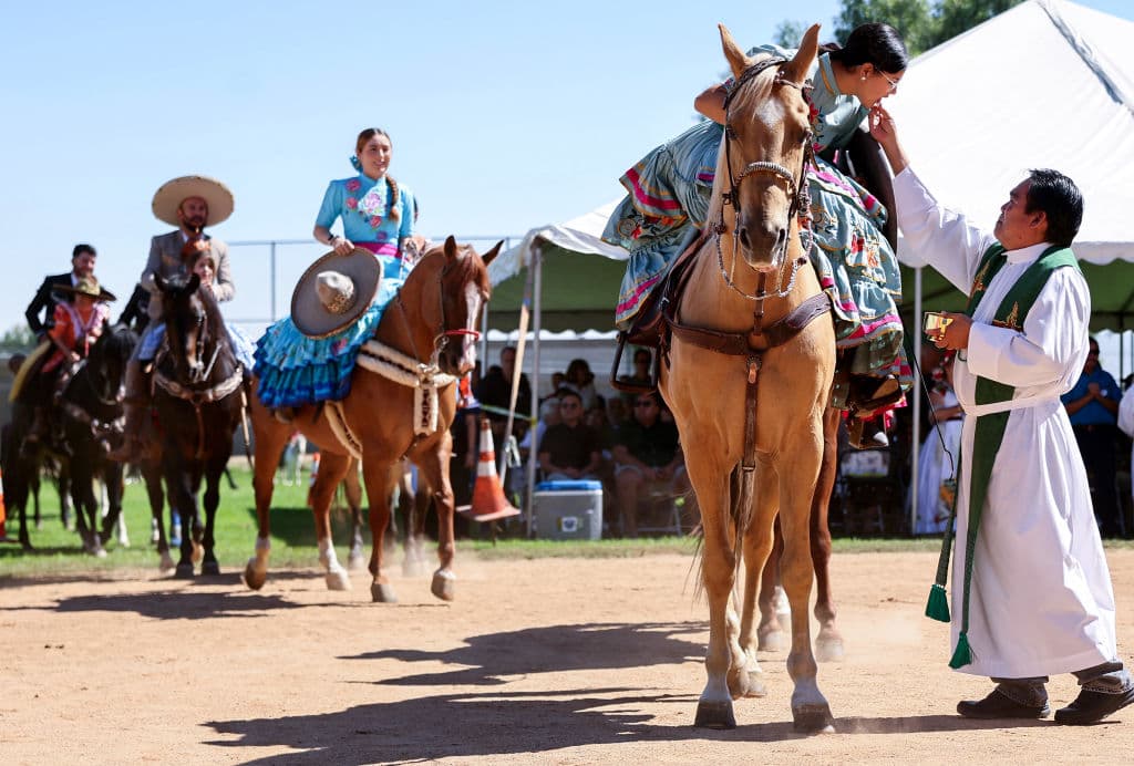 Fue una manera distinta de recibir la comunión, pero así, solo ellos y ellas pueden hacerlo; quienes con dedicación y entrega mantienen viva la
<b><a href="https://www.univision.com/local/los-angeles-kmex/la-charreria-una-de-las-tradiciones-de-mexico-que-traspasa-fronteras-video" target="_blank">legendaria tradición de la charrería</a></b>.
