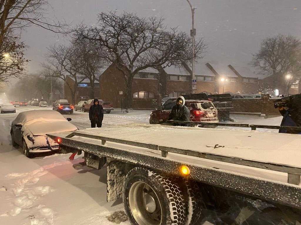 Automovilista tuvo que llamar a grúa pues su auto se descompuso. Tormenta invernal Chicago febrero 17 2022