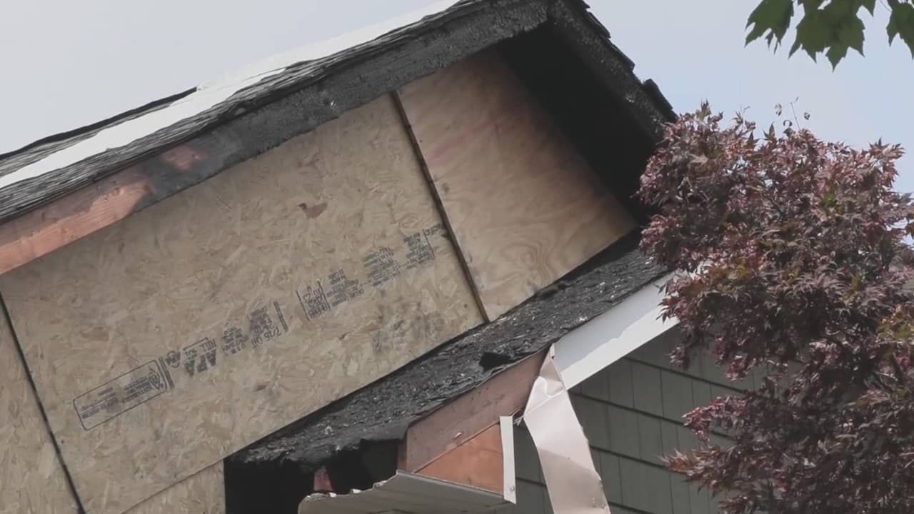 Rayo impacta casa en Hicksville provocando un incendio que obligó a evacuar una familia