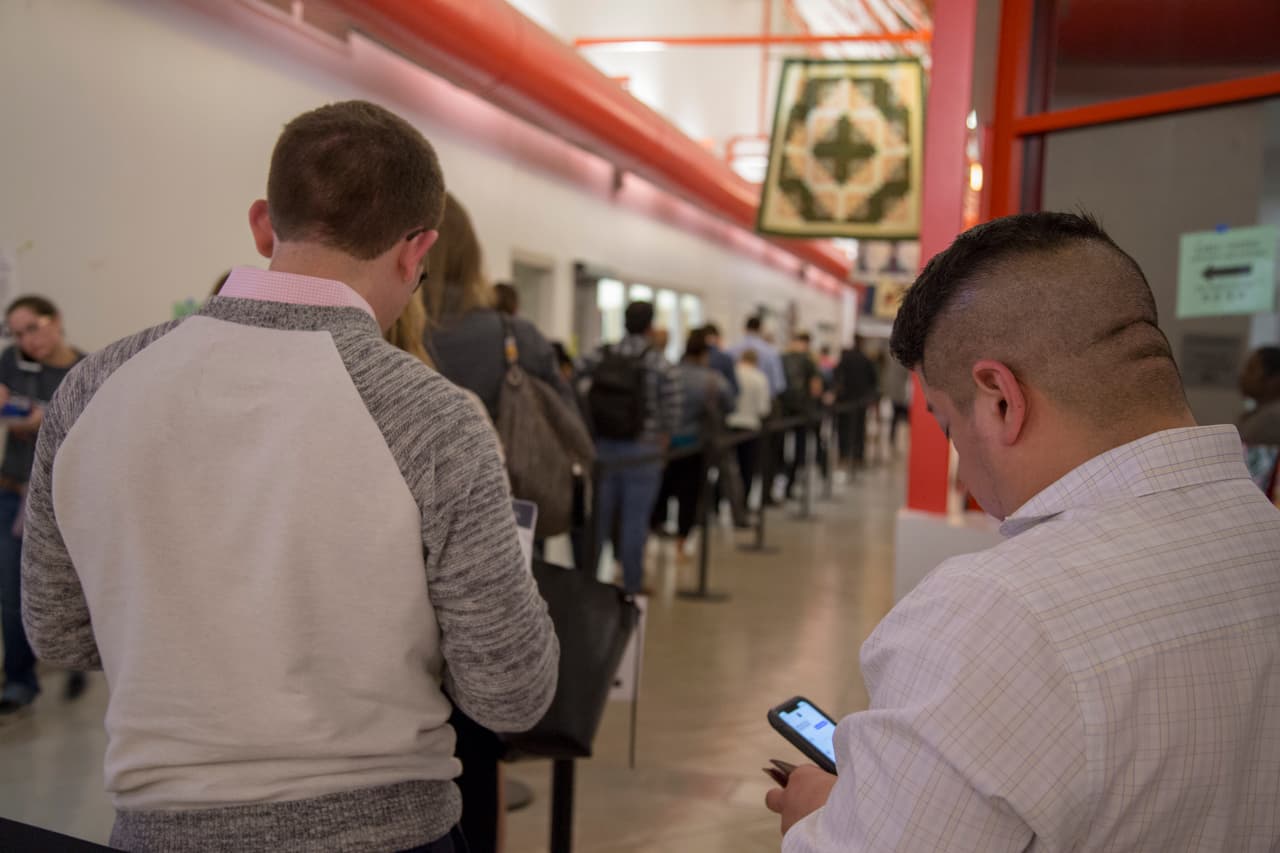 Minutos antes de que cerraran las urnas, decenas de personas todavía hacían fila en un centro comunitario de Houston para ejercer su derecho al voto.