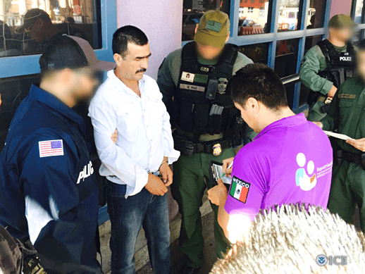 Autoridades migratorias deportan a un hombre buscado por homicidio en México