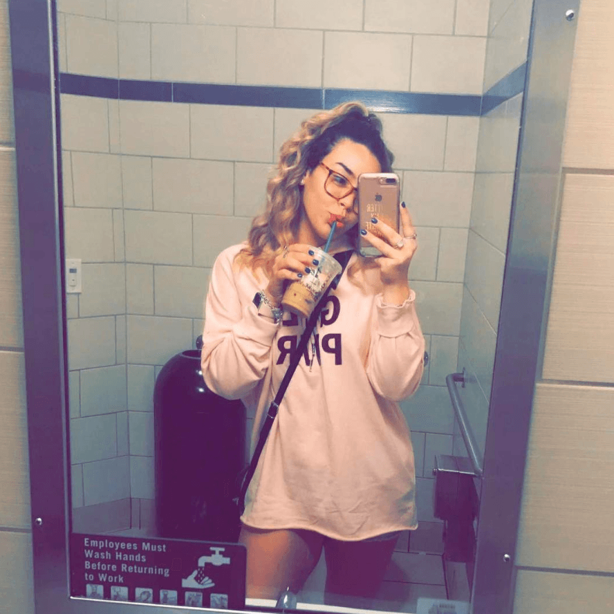 También le preguntamos un poco sobre moda: "tengo, tal vez, unos cinco esmaltes de uñas, no los uso realmente".