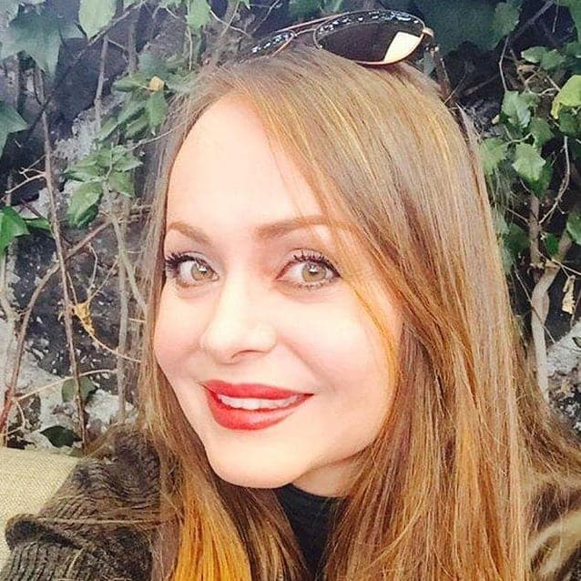 En noviembre de 2011, la misma revista informó que la venezolana había terminado su relación con Thomas. "Quiero aclarar que Gabriela no tuvo nada que ver en mi separación, la cual tiene más de tres meses. Yo venía negociando de mutuo consentimiento el divorcio. De no ser así, no me hubiera atrevido a ir con Gabriela, a recibir algún reconocimiento, sobre todo sabiendo de la existencia de los medios", le dijo el empresario a
<a href="https://www.tvnotas.com.mx/noticias-espectaculos-mexico/gaby-spanic-trono-su-galan-casado" target="_blank">TVNotas</a>.