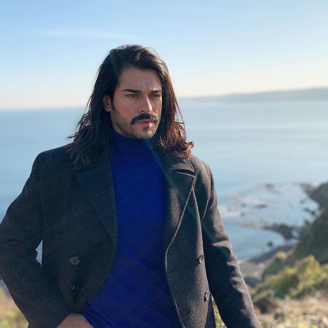 Para este proyecto, el actor nacido en Estambul, Turquía, debió hacer un cambio radical de imagen y dejó crecer su cabellera.