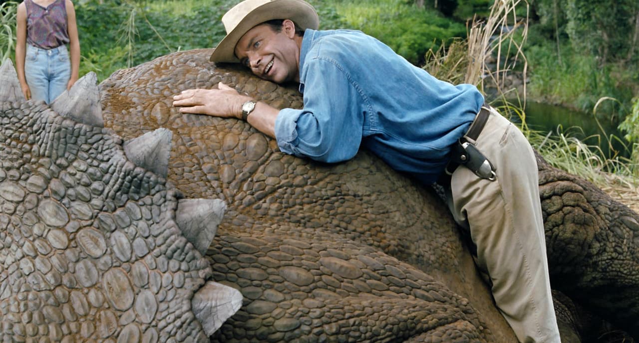 <b>Sam Neill</b>
<br>En 1993 la película 'Jurassic Park' de Steven Spielberg presentó una isla llena de dinosaurios y personajes memorables como el del doctor Alan Grant, un paleontólogo llevado al lugar para estudiar a las criaturas.